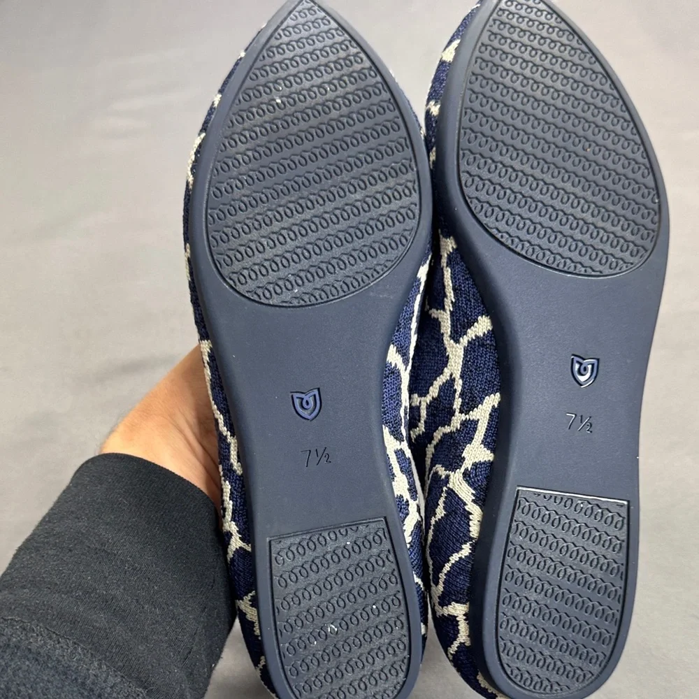 Rothy's The Point Indigo Giraffe Blue White Animal Print Size 7.5‎ Pointed Toe